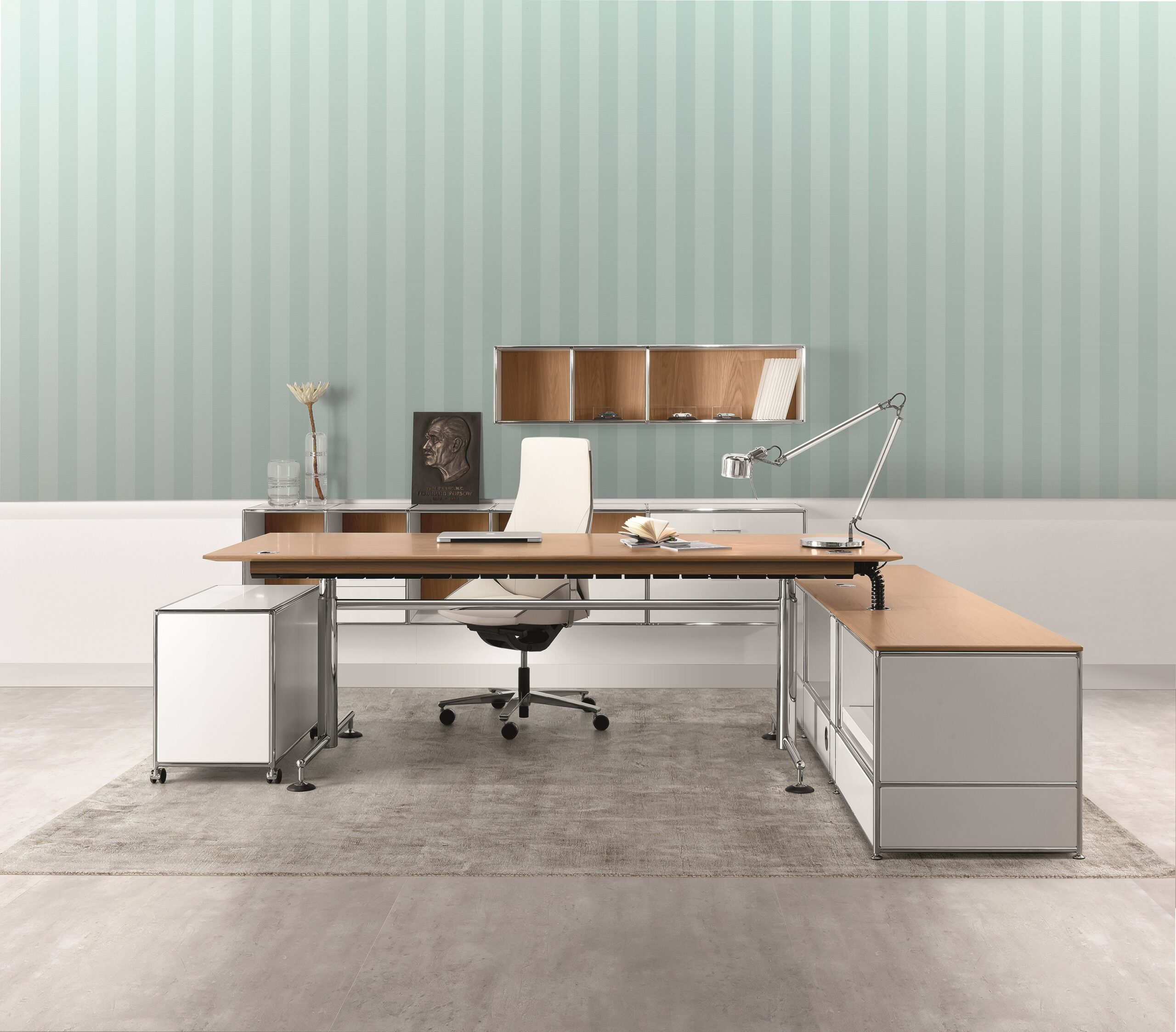 Exklusive Büromöbel, Schreibtisch, Sideboards und offenes Hängeregal in Chrom, Weiss und Buche