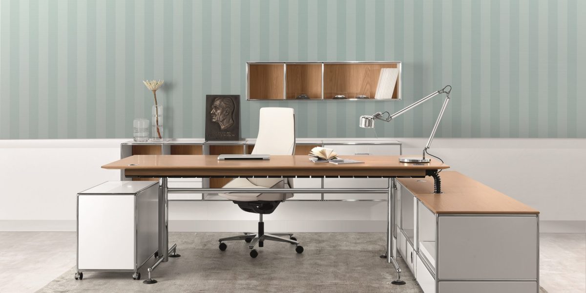 Exklusive Büromöbel, Schreibtisch, Sideboards und offenes Hängeregal in Chrom, Weiss und Buche