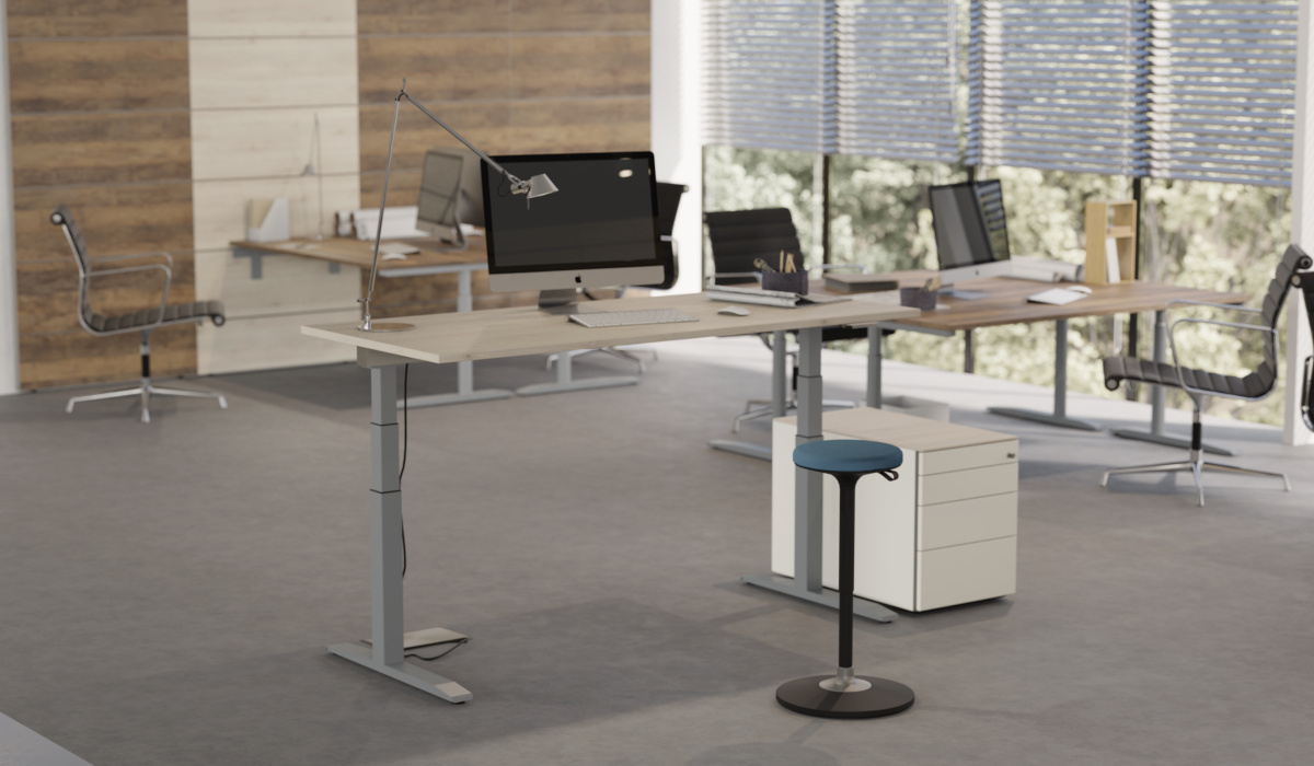 Sitz-Steh Schreibtisch in Stehposition, davor ein Stehhocker. Platte in Holz Dekor, Schreibtischgestellfarbe grau